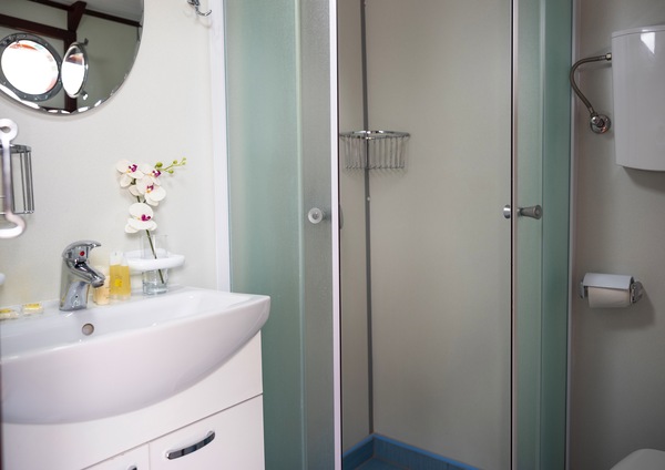 Riviera Travel, MS Mendula, Cabin Bathroom - Copyrights Travel Europe.jpg